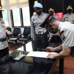 Kapolres Sergai AKBP Dr Ali Machfud menyaksikan penandatanganan fakta integritas yang dilakukan Kasat Binmas Polres Sergai IPTU Roy Panjaitan.