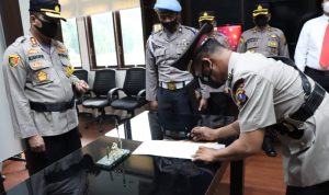 Kapolres Sergai AKBP Dr Ali Machfud menyaksikan penandatanganan fakta integritas yang dilakukan Kasat Binmas Polres Sergai IPTU Roy Panjaitan.