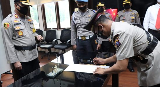 Kapolres Sergai AKBP Dr Ali Machfud menyaksikan penandatanganan fakta integritas yang dilakukan Kasat Binmas Polres Sergai IPTU Roy Panjaitan.