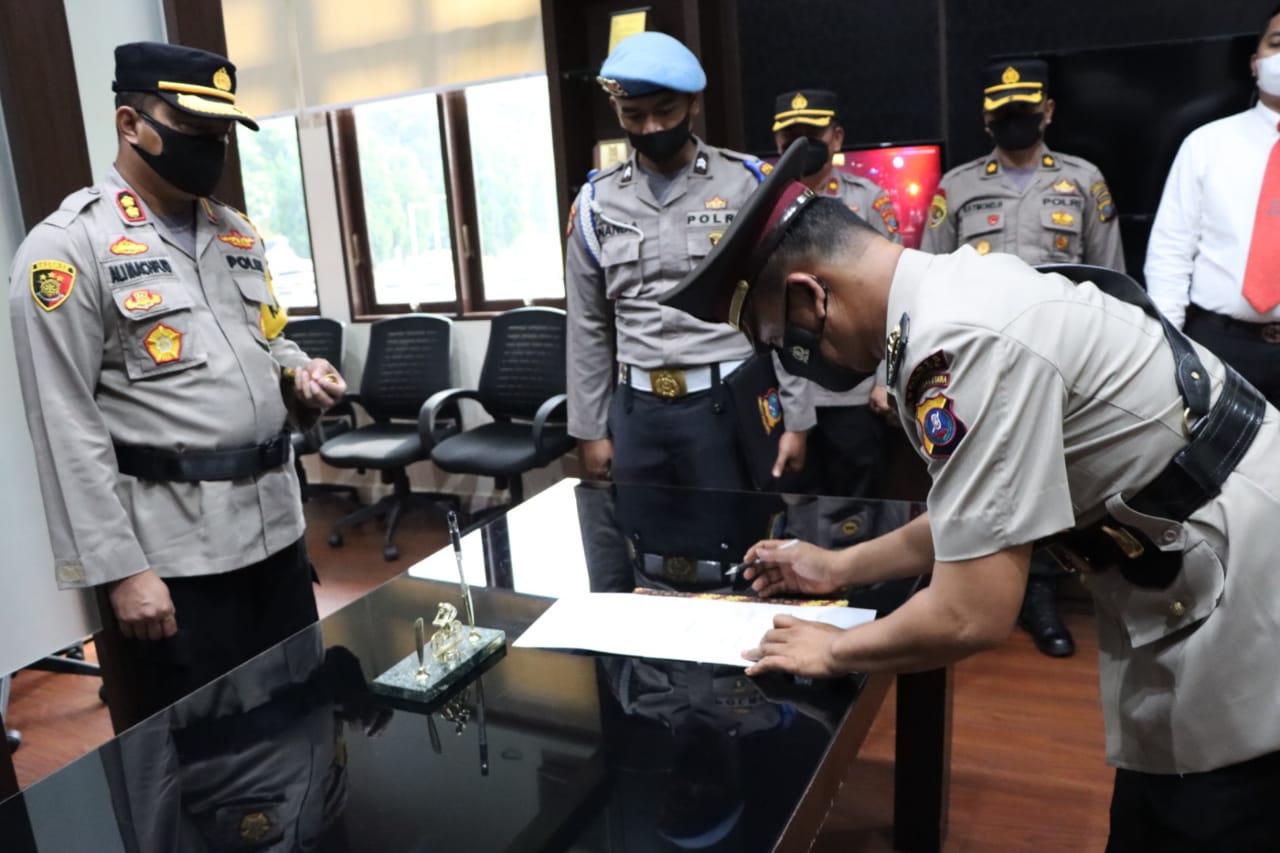 Kapolres Sergai AKBP Dr Ali Machfud menyaksikan penandatanganan fakta integritas yang dilakukan Kasat Binmas Polres Sergai IPTU Roy Panjaitan.