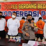 Wakapolres Sergai Kompol Sofyan didampingi Kasat Reskrim AKP Made Yoga Mahendra, memberikan keterangan pers terkait enam pelaku komplotan pencuri yang berhasil diringkus.