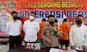 Wakapolres Sergai Kompol Sofyan didampingi Kasat Reskrim AKP Made Yoga Mahendra, memberikan keterangan pers terkait enam pelaku komplotan pencuri yang berhasil diringkus.