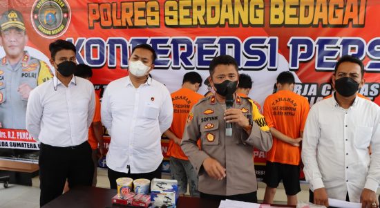 Wakapolres Sergai Kompol Sofyan didampingi Kasat Reskrim AKP Made Yoga Mahendra, memberikan keterangan pers terkait enam pelaku komplotan pencuri yang berhasil diringkus.