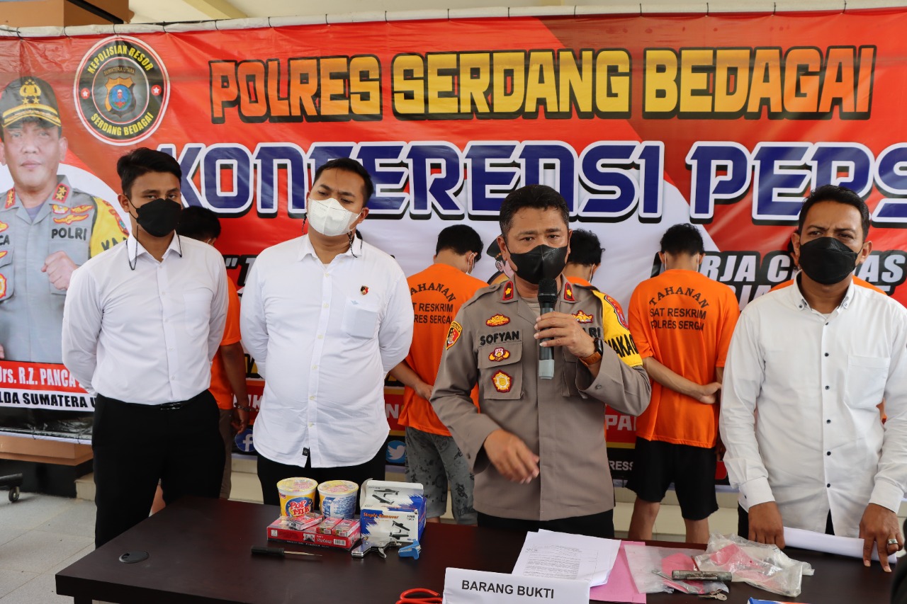 Wakapolres Sergai Kompol Sofyan didampingi Kasat Reskrim AKP Made Yoga Mahendra, memberikan keterangan pers terkait enam pelaku komplotan pencuri yang berhasil diringkus.