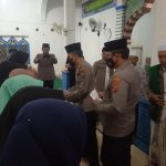 Kasat Binmas Polres Padanglawas,AKP Rahmad Saleh Nainggolan dan Ketua PAMK juga ikut serta menyantuni anak yatim di desa Paran Batu Kec.Ulu Barumun.