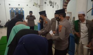 Kasat Binmas Polres Padanglawas,AKP Rahmad Saleh Nainggolan dan Ketua PAMK juga ikut serta menyantuni anak yatim di desa Paran Batu Kec.Ulu Barumun.