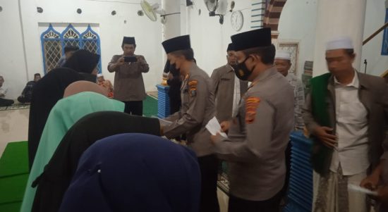 Kasat Binmas Polres Padanglawas,AKP Rahmad Saleh Nainggolan dan Ketua PAMK juga ikut serta menyantuni anak yatim di desa Paran Batu Kec.Ulu Barumun.