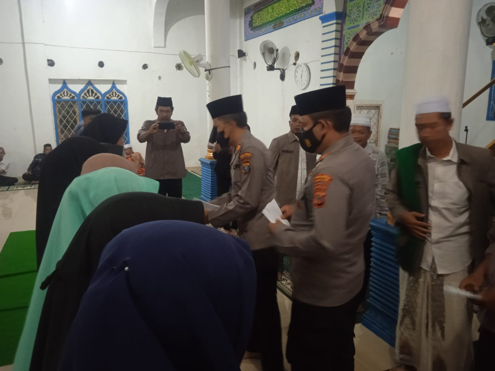 Kasat Binmas Polres Padanglawas,AKP Rahmad Saleh Nainggolan dan Ketua PAMK juga ikut serta menyantuni anak yatim di desa Paran Batu Kec.Ulu Barumun.