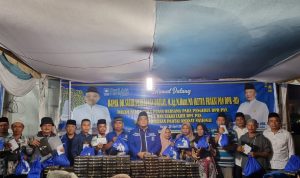Ketua DPD PAN Padang Lawas Sufriady Halomoan Hsb MM fhoto bersama dengan para pengurus, kader dan simpatisan usai penyerahan kain sarung, dan Sembako.