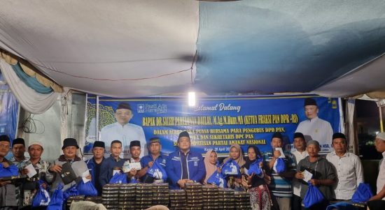 Ketua DPD PAN Padang Lawas Sufriady Halomoan Hsb MM fhoto bersama dengan para pengurus, kader dan simpatisan usai penyerahan kain sarung, dan Sembako.