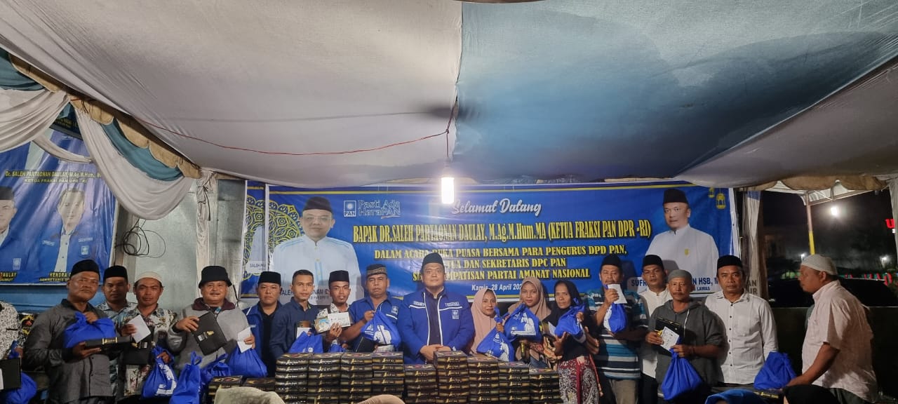 Ketua DPD PAN Padang Lawas Sufriady Halomoan Hsb MM fhoto bersama dengan para pengurus, kader dan simpatisan usai penyerahan kain sarung, dan Sembako.