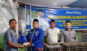 Ketua DPD PAN Padang Lawas Sufriady Halomoan Hsb MM Menyerahkan kain sarung dan Paket sembako kepada para kader dan simpatisan PAN.