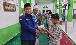 Ketua DPD PAN Padang Lawas Sufriady Halomoan Hsb MM memberikan santunan kepada Anak Yatim
