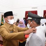 Bupati Sergai Darma Wijaya menyematkan tanda pangkat kepada salah satu Kepala Desa yang dilantik.