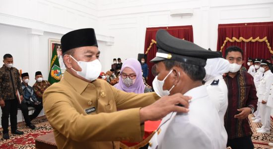 Bupati Sergai Darma Wijaya menyematkan tanda pangkat kepada salah satu Kepala Desa yang dilantik.