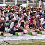 Gubernur Sumatera Utara (Sumut) Edy Rahmayadi melaksanakan buka puasa 7 Ramadan 1443 H serta Salat Maghrib bersama para Mu'alaf dan Marbot Masjid di Aula Tengku Rizal Nurdin, Rumah Jabatan Gubernur Sumut, Jalan Sudirman Medan, Sabtu (9/4/2022).