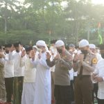 Gubernur Sumatera Utara (Sumut) Edy Rahmayadi didampingi oleh Wakil Gubernur Sumut Musa Rajekshah beserta jajaran OPD dan Forkopimda Provinsi Sumut melaksanakan Sholat Idul Fitri 1443 H yang diselenggarakan oleh Pemerintah Kota Medan di Lapangan Merdeka Kota Medan Jalan Pulau Pinang, Kesawan, Medan. Senin (2/5).