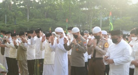 Gubernur Sumatera Utara (Sumut) Edy Rahmayadi didampingi oleh Wakil Gubernur Sumut Musa Rajekshah beserta jajaran OPD dan Forkopimda Provinsi Sumut melaksanakan Sholat Idul Fitri 1443 H yang diselenggarakan oleh Pemerintah Kota Medan di Lapangan Merdeka Kota Medan Jalan Pulau Pinang, Kesawan, Medan. Senin (2/5).