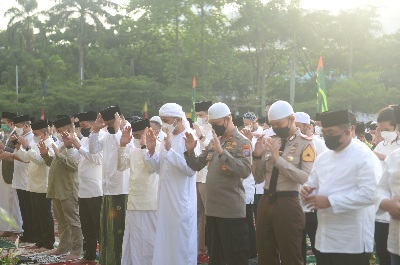 Gubernur Sumatera Utara (Sumut) Edy Rahmayadi didampingi oleh Wakil Gubernur Sumut Musa Rajekshah beserta jajaran OPD dan Forkopimda Provinsi Sumut melaksanakan Sholat Idul Fitri 1443 H yang diselenggarakan oleh Pemerintah Kota Medan di Lapangan Merdeka Kota Medan Jalan Pulau Pinang, Kesawan, Medan. Senin (2/5).