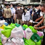 Gubernur Sumatera Utara (Sumut) Edy Rahmayadi mengunjungi dan memberikan bantuan untuk korban kebakaran di kawasan padat penduduk Pajak Besi Jalan Wahidin Gang Lurah Medan, Kamis (5/5/2022). Kebakaran yang terjadi pada 1 Mei 2022 yang lalu ini menghanguskan 41 rumah dengan 59 kepala keluarga yang menjadi korban
