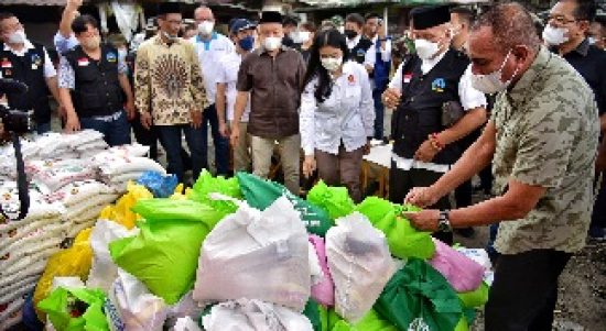 Gubernur Sumatera Utara (Sumut) Edy Rahmayadi mengunjungi dan memberikan bantuan untuk korban kebakaran di kawasan padat penduduk Pajak Besi Jalan Wahidin Gang Lurah Medan, Kamis (5/5/2022). Kebakaran yang terjadi pada 1 Mei 2022 yang lalu ini menghanguskan 41 rumah dengan 59 kepala keluarga yang menjadi korban