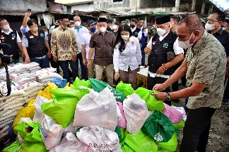 Gubernur Sumatera Utara (Sumut) Edy Rahmayadi mengunjungi dan memberikan bantuan untuk korban kebakaran di kawasan padat penduduk Pajak Besi Jalan Wahidin Gang Lurah Medan, Kamis (5/5/2022). Kebakaran yang terjadi pada 1 Mei 2022 yang lalu ini menghanguskan 41 rumah dengan 59 kepala keluarga yang menjadi korban