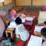 Salah seorang Penghafal Al-Qur'an dari golongan anak-anak saat mendengarkan arahan dari Ustadzah terjait hafalan yang sedang dilalui.