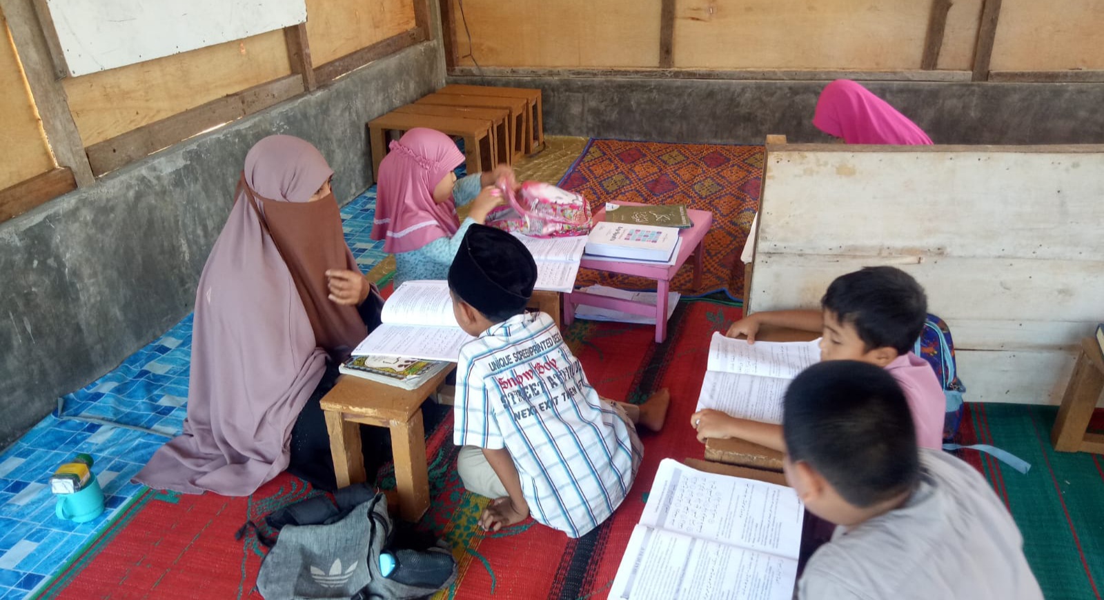 Salah seorang Penghafal Al-Qur'an dari golongan anak-anak saat mendengarkan arahan dari Ustadzah terjait hafalan yang sedang dilalui.