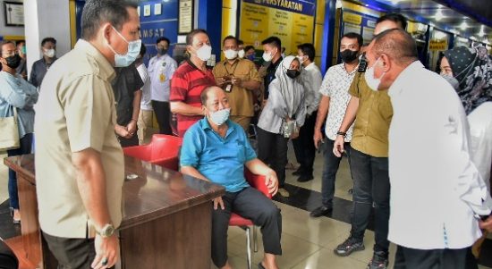 Gubernur Sumatera Utara (Sumut) Edy Rahmayadi melakukan inspeksi mendadak (Sidak) hari pertama kerja usai libur Idulfitri 1443 H di beberapa Dinas/Badan Pemerintah Provinsi Sumut, Senin (9/5/2022). Adapun Dinas/Badan yang disidak antara lain, Dinas Kehutanan, Badan Pengelola Pajak dan Retribusi Daerah (BPPRD), Badan Penanggulangan Bencana Daerah (BPBD) dan Satuan Polisi Pamong Praja (Satpol PP ).