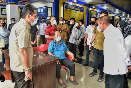 Gubernur Sumatera Utara (Sumut) Edy Rahmayadi melakukan inspeksi mendadak (Sidak) hari pertama kerja usai libur Idulfitri 1443 H di beberapa Dinas/Badan Pemerintah Provinsi Sumut, Senin (9/5/2022). Adapun Dinas/Badan yang disidak antara lain, Dinas Kehutanan, Badan Pengelola Pajak dan Retribusi Daerah (BPPRD), Badan Penanggulangan Bencana Daerah (BPBD) dan Satuan Polisi Pamong Praja (Satpol PP ).