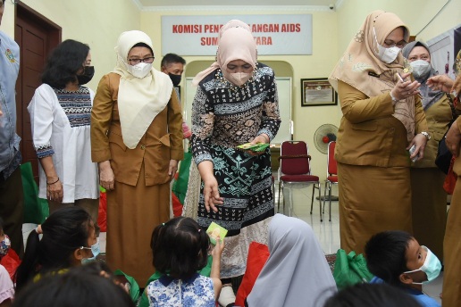 Ketua TP PKK Provinsi Sumatera Utara (Sumut) Nawal Lubis halalbihalal bersama sejumlah Anak Dengan HIV/AIDS (ADHA) di Kantor Komisi Penanggulangan Aids (KPA) Sumut, Jalan Teladan Medan, Selasa (10/05).