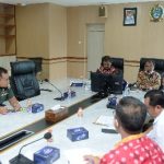 Staf Ahli Gubernur Bidang Pendidikan, Kesehatan, Infrastruktur dan Pemberdayaan Masyarakat Kaiman Turnip didampingi oleh Kepala Dinas Ketahanan Pangan dan Peternakan Provinsi Sumatera Utara (Sumut) Azhar Harahap memimpin Rapat Koordinasi terkait Pengendalian Penyakit Mulut dan Kuku pada ternak di Ruang Rapat Lantai 2 Kantor Gubernur Sumut Jalan Diponegoro Nomor 30 Medan, Kamis (19/5).
