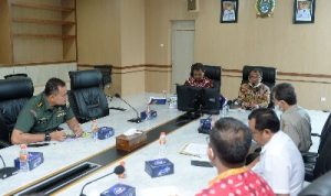 Staf Ahli Gubernur Bidang Pendidikan, Kesehatan, Infrastruktur dan Pemberdayaan Masyarakat Kaiman Turnip didampingi oleh Kepala Dinas Ketahanan Pangan dan Peternakan Provinsi Sumatera Utara (Sumut) Azhar Harahap memimpin Rapat Koordinasi terkait Pengendalian Penyakit Mulut dan Kuku pada ternak di Ruang Rapat Lantai 2 Kantor Gubernur Sumut Jalan Diponegoro Nomor 30 Medan, Kamis (19/5).