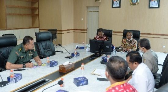 Staf Ahli Gubernur Bidang Pendidikan, Kesehatan, Infrastruktur dan Pemberdayaan Masyarakat Kaiman Turnip didampingi oleh Kepala Dinas Ketahanan Pangan dan Peternakan Provinsi Sumatera Utara (Sumut) Azhar Harahap memimpin Rapat Koordinasi terkait Pengendalian Penyakit Mulut dan Kuku pada ternak di Ruang Rapat Lantai 2 Kantor Gubernur Sumut Jalan Diponegoro Nomor 30 Medan, Kamis (19/5).