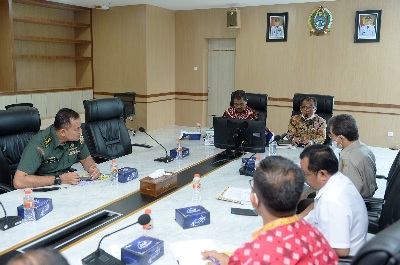 Staf Ahli Gubernur Bidang Pendidikan, Kesehatan, Infrastruktur dan Pemberdayaan Masyarakat Kaiman Turnip didampingi oleh Kepala Dinas Ketahanan Pangan dan Peternakan Provinsi Sumatera Utara (Sumut) Azhar Harahap memimpin Rapat Koordinasi terkait Pengendalian Penyakit Mulut dan Kuku pada ternak di Ruang Rapat Lantai 2 Kantor Gubernur Sumut Jalan Diponegoro Nomor 30 Medan, Kamis (19/5).