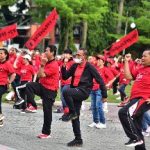 Gubernur Sumatera Utara (Sumut) Edy Rahmayadi mengikuti Senam Cinta Tanah Air (Sicita) bersama paritisipan, kader dan pengurus Partai Demokrasi Indonesia (PDI) Perjuangan di Lapangan Merdeka, Jumat (20/5/2022).
