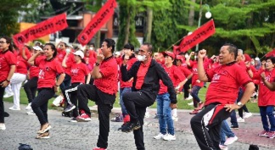 Gubernur Sumatera Utara (Sumut) Edy Rahmayadi mengikuti Senam Cinta Tanah Air (Sicita) bersama paritisipan, kader dan pengurus Partai Demokrasi Indonesia (PDI) Perjuangan di Lapangan Merdeka, Jumat (20/5/2022).