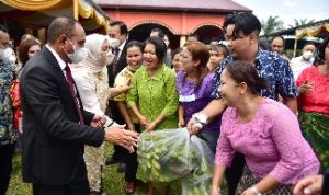 Gubernur Sumatera Utara (Sumut) Edy Rahmayadi bersama Ketua Tim Penggerak Pemberdayaan dan Kesejahteraan Keluarga (TP PKK) Provinsi Sumut Nawal Lubis menghadiri acara perayaan Paskah se-Paroki Santo Yosep Delitua di Jambur Deli Persada, Jalan Kesehatan, Kecamatan Delitua, Kabupaten Deliserdang, Minggu (22/5/2022)