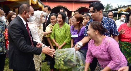 Gubernur Sumatera Utara (Sumut) Edy Rahmayadi bersama Ketua Tim Penggerak Pemberdayaan dan Kesejahteraan Keluarga (TP PKK) Provinsi Sumut Nawal Lubis menghadiri acara perayaan Paskah se-Paroki Santo Yosep Delitua di Jambur Deli Persada, Jalan Kesehatan, Kecamatan Delitua, Kabupaten Deliserdang, Minggu (22/5/2022)