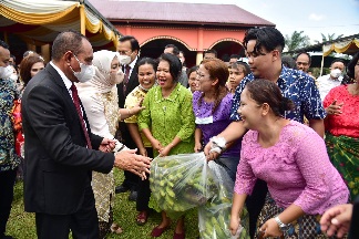 Gubernur Sumatera Utara (Sumut) Edy Rahmayadi bersama Ketua Tim Penggerak Pemberdayaan dan Kesejahteraan Keluarga (TP PKK) Provinsi Sumut Nawal Lubis menghadiri acara perayaan Paskah se-Paroki Santo Yosep Delitua di Jambur Deli Persada, Jalan Kesehatan, Kecamatan Delitua, Kabupaten Deliserdang, Minggu (22/5/2022)