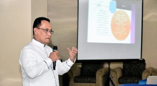 Pj. Sekdaprov Sumut Afifi Lubis menjadi narasumber pada kegiatan Bimbingan Teknis Petugas Penyelenggara Ibadah Haji (PPIH) Kloter Terintegrasi Dengan Kesehatan dan Petugas Haji Daerah (PHD) Provinsi Sumut Tahun 2022 yang diselenggarakan di Asrama Haji Medan, Jalan AH. Nasution, Medan (22/5/2022)