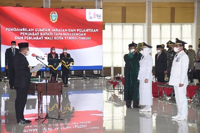Gubernur Sumatera Utara (Sumut) Edy Rahmayadi melantik Penjabat (Pj) Bupati Tapanuli Tengah Yetti Sembiring dan Pj Walikota Tebingtinggi Muhammad Dimyathi di Aula Tengku Rizal Nurdin Jalan Jenderal Sudirman Nomor 41 Medan. Selasa (24/5).