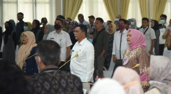 Ketua Dewan Kerajinan Nasional Daerah (Dekranasda) Provinsi Sumatera Utara (Sumut) Nawal Lubis didampingi Ketua Harian Dekranasda Sumut Aspan Sofian, dan Sekretaris Dekranasda Sumut Hasnah Lely Siregar, membuka Rapat Kerja Daerah (Rakerda) Dekranasda Sumut di Aula Tengku Rizal Nurdin, Jalan Jenderal Sudirman Nomor 41 Medan, Rabu (25/5).