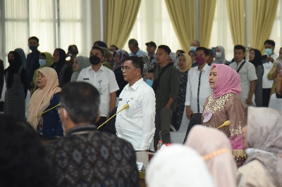 Ketua Dewan Kerajinan Nasional Daerah (Dekranasda) Provinsi Sumatera Utara (Sumut) Nawal Lubis didampingi Ketua Harian Dekranasda Sumut Aspan Sofian, dan Sekretaris Dekranasda Sumut Hasnah Lely Siregar, membuka Rapat Kerja Daerah (Rakerda) Dekranasda Sumut di Aula Tengku Rizal Nurdin, Jalan Jenderal Sudirman Nomor 41 Medan, Rabu (25/5).