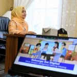 Ketua TP PKK Sumut Nawal Lubis menjadi narasumber pada kegiatan Advokasi Pemanfaat Internet Dalam Rangka Perlindungan Perempuan dan Anak secara virtual dari Rumah Dinas Gubernur Sumut, Jalan Sudirman No. 41, Medan, Rabu (25/5/2022).