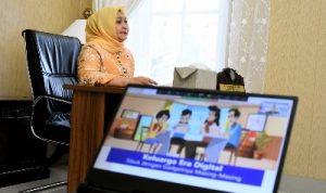 Ketua TP PKK Sumut Nawal Lubis menjadi narasumber pada kegiatan Advokasi Pemanfaat Internet Dalam Rangka Perlindungan Perempuan dan Anak secara virtual dari Rumah Dinas Gubernur Sumut, Jalan Sudirman No. 41, Medan, Rabu (25/5/2022).