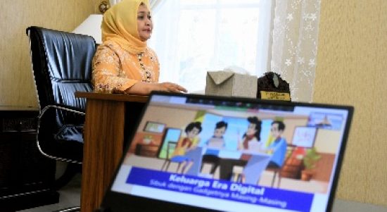 Ketua TP PKK Sumut Nawal Lubis menjadi narasumber pada kegiatan Advokasi Pemanfaat Internet Dalam Rangka Perlindungan Perempuan dan Anak secara virtual dari Rumah Dinas Gubernur Sumut, Jalan Sudirman No. 41, Medan, Rabu (25/5/2022).