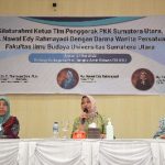 Ketua Tim Penggerak PKK Sumatera Utara Nawal Lubis bersama Dekan Fakultas Ilmu Budaya (FIB) Universitas Sumatera Utara (USU) Tengku Thyrhaya Zein, serta Wakil Ketua Darma Wanita Persatuan (DWP) USU Sri Rahayu Kartini saat mengisi materi dalam silaturahmi bersama DWP FIB USU di Gedung Serbaguna Tengku Amin Ridwan FIB USU, Medan, Jumat (27/5).