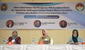 Ketua Tim Penggerak PKK Sumatera Utara Nawal Lubis bersama Dekan Fakultas Ilmu Budaya (FIB) Universitas Sumatera Utara (USU) Tengku Thyrhaya Zein, serta Wakil Ketua Darma Wanita Persatuan (DWP) USU Sri Rahayu Kartini saat mengisi materi dalam silaturahmi bersama DWP FIB USU di Gedung Serbaguna Tengku Amin Ridwan FIB USU, Medan, Jumat (27/5).