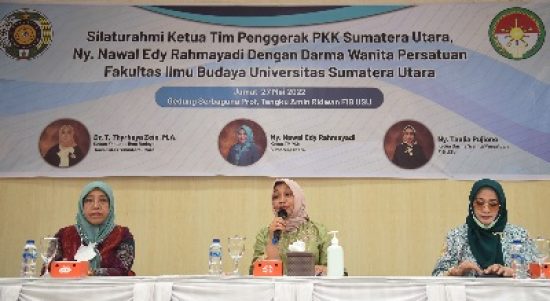 Ketua Tim Penggerak PKK Sumatera Utara Nawal Lubis bersama Dekan Fakultas Ilmu Budaya (FIB) Universitas Sumatera Utara (USU) Tengku Thyrhaya Zein, serta Wakil Ketua Darma Wanita Persatuan (DWP) USU Sri Rahayu Kartini saat mengisi materi dalam silaturahmi bersama DWP FIB USU di Gedung Serbaguna Tengku Amin Ridwan FIB USU, Medan, Jumat (27/5).